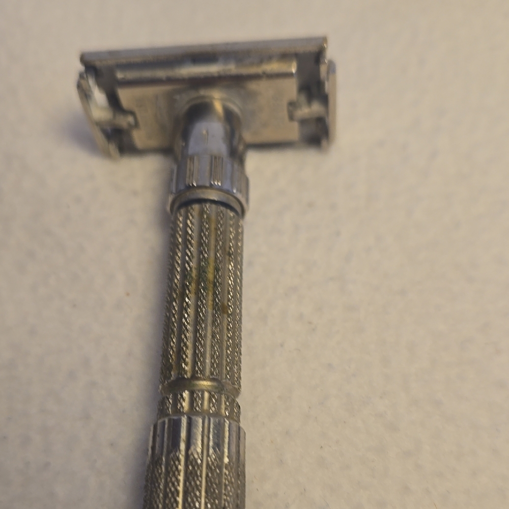 Premium Silver Safety Razor for Men - Picture 5 of 8